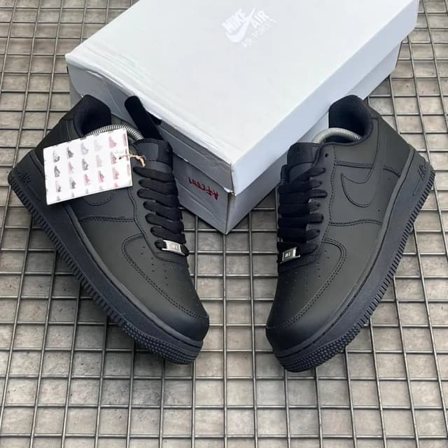 NIKE AIR FORCE 1 "PLAIN BLACK'
